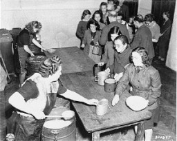 Nourriture chaude servie dans le camp de personnes déplacées de l’Arzbergerstrasse. Vienne, Autriche, mars 1946.