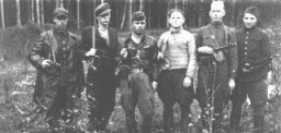 گروهی از پارتیزان های یهودی در جنگل رودنیکی، نزدیک ویلنا، بین سالهای 1942 تا 1944.
