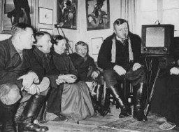 Des Allemands écoutent un discours antisémite d’Hitler. Josef Goebbels, ministre de la propagande, encourageait chaque famille à acquérir une radio. Allemagne, 30 janvier 1937.