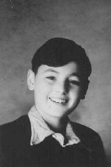 ル・シャンボン・シュール・リニョン村のプロテスタント信者にかくまわれたユダヤ人少年、ペーター・ファイグルの写真。
