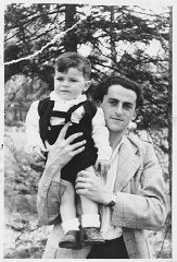 幼い息子とポーズをとるビエルスキ・パルチザンのヨセフ・バルド。1945年頃、ドイツ、ファレンヴァルデ。