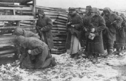 Перерыв на обед у советских военнопленных во время принудительных работ на станции узкоколейной железной дороги.