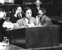 Alexander G. Hardy, asesor asociado de la fiscalía, durante el juicio a los médicos.