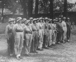 Des femmes participaient aux préparatifs pour la défense nationale avant même le début de la guerre. Ici, quelques femmes allemandes forment une unité de la Ligue civile de défense aérienne. Allemagne, 15 novembre 1936.