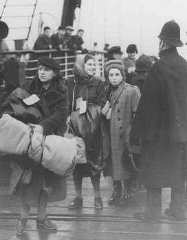 Enfants juifs réfugiés, faisant partie d’un transport d’enfants (Kindertransport) venant de Vienne, Autriche, arrivant à Harwich. Grande-Bretagne, 12 décembre 1938.
