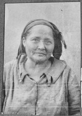 Portrait of Estreya Kolonomos, wife of Isak Kolonomos. She lived at Novatska 23 in Bitola.
This photograph was one of the individual and family portraits of members of the Jewish community of Bitola, Macedonia, used by Bulgarian occupation authorities to register the Jewish population prior to its deportation in March 1943.
