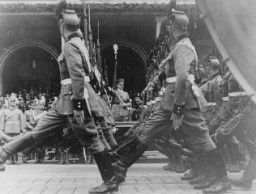 La police allemande défile devant Adolf Hitler en face de l’Hôtel Deutsches Haus, lors d'n rassemblement du congrès du Parti nazi. Nuremberg, Allemagne, 10 septembre 1937.