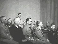 Hermann Göring felolvassa a nürnbergi törvények preambulumát a náci párt hetedik kongresszusán. A törvények a német állampolgárságot vér alapján állapították meg, és megtiltották a házasságot németek és zsidók között. A Reichstag (a német parlament) rendkívüli ülése fogadta el a törvényeket, amelyek jelezték náci zsidóellenes intézkedések fokozódó szigorát.