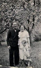 Three-year-old Thomas Buergenthal with his parents