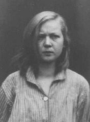 精神分裂病と診断された16歳の家政婦、エミー・G.の写真。 エミーは不妊手術を受けた後、メゼリッツ・オブラヴァルト安楽死施設に送られ、1942年12月7月、トランキライザーの過剰投与で殺害されました。写真撮影の場所と日付は不詳。