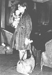Una niña refugiada, parte de un transporte de niños (Kindertransport), poco después de llegar a Harwich.