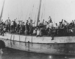 Refugiados judíos de Checoslovaquia abordo el barco "Ageus Nicolaus B" de Aliyah Bet (inmigración ilegal) en ruta a Palestina.