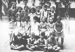 Photo de classe d’élèves et de leur professeur dans une école juive de la ville de Karlsruhe avant-guerre. Allemagne, juillet 1937.