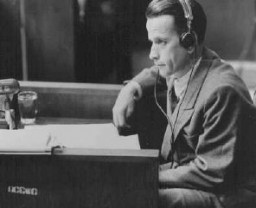 Waldemar Hoven, médecin chef SS au camp de concentration de Buchenwald, témoigne pour sa propre défense au procès des médecins. Hoven menait des expériences médicales sur les détenus. Nuremberg, Allemagne, 23 juin 1947.