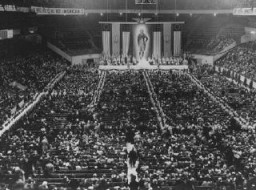 Le “German-American Bund“, un parti américain pro-nazi au Madison Square Garden.