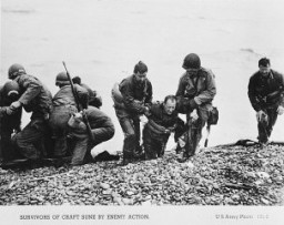 Tropas estadounidenses llevan a los sobrevivientes de una embarcación hundida hasta las costas de las playas de Normandía en el Día D. Normandía, Francia, 6 de junio de 1944.