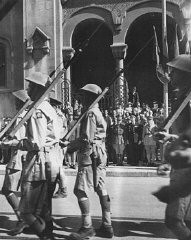 Campanha Africana:  Tropas Aliadas marcham em Tunis após vencerem as forças do Eixo. Tunis, Tunísia, 20 de maio de 1943.
