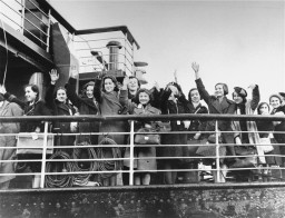 A group of German Jewish refugee children, part of a Children's Transport (Kindertransport), arrives in Harwich. [LCID: 51114a]