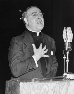 El padre Charles Coughlin, líder del Frente Cristiano antisemita, presenta un programa de radio.