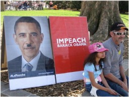 Due dimostranti fotografati durante un raduno del Tea Party. Washington, Marzo 2010.