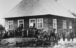 Prewar group portrait in front of a synagogue in the Transylvanian town of Sighet. [LCID: 22718]