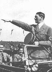 هیتلر به گروه جوانان هیتلری در کنگره‌ی حزب نازی سلام نظامی می‌دهد. نورنبرگ، آلمان، سپتامبر ۱۹۳۵.