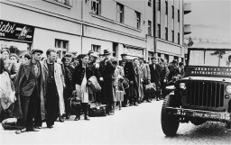Jewish refugees who fled Poland as part of the postwar mass flight of Jews from eastern Europe (the Brihah) line the streets outside ... [LCID: 70034]