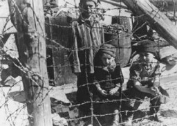 Kampın dağıtılmasından kısa bir süre sonra, Buchenwald'da çocuklara özel barakalar "Çocuk Bloğu 66"dan sağ kalanlar. 11 Nisan 1945 sonrası, Almanya.