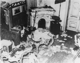 A private Jewish home vandalized during Kristallnacht (the "Night of Broken Glass" pogrom). [LCID: 4304]