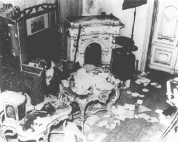 Kristallnacht (“Kırık Camlar Gecesi”) pogromu sırasında yakılıp yıkılan bir Yahudi evi. Viyana, Avusturya, 10 Kasım 1938.