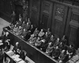 Doktorlar Davası sırasında sanık kürsüsü ve savunma konseyi üyeleri. 9 Aralık 1946–20 Ağustos 1947, Nuremberg, Almanya.