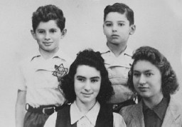 Діти з родини Маргулесів носять єврейські значки. Сім’я Маргулесів, що походить з Варшави, оселилася у Парижі у 30-і роки XX сторіччя. Трьох з них було депортовано та вбито в 1942 році. Лише одна дочка (на фотографії внизу справа) пережила війну. Париж (Франція), 1941 рік.