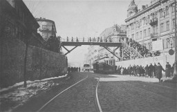 Footbridge over Chlodna Street, connecting two parts of the Warsaw ghetto. [LCID: 80755]