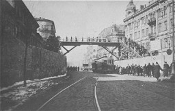 Footbridge over Chlodna Street, connecting two parts of the Warsaw ghetto. The street below was not part of the ghetto. Warsaw, Poland, date uncertain.