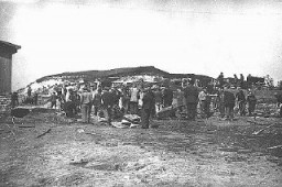 Prisonniers juifs au travail forcé dans le camp de Plaszow.