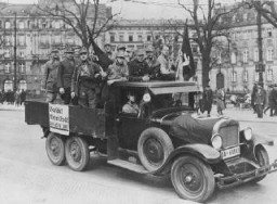 Επιγραφή σε ένα φορτηγό που μεταφέρει μέλη των Ταγμάτων Εφόδου (SA) η οποία προτρέπει: «Γερμανοί! Αμυνθείτε. Μην αγοράζετε από Εβραίους», Βερολίνο, Γερμανία, 1η Απριλίου 1933.