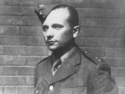 Josef Gabnik, combatente e paraquedista da resistência tcheca contra o nazismo, que participou do assassinato de Reinhard Heydrich, o governador nazista da Boêmia e Morávia. Praga, Tchecoslováquia. Foto tirada provavelmente em maio de 1942.