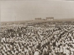Группа из 1500 армянских детей в лагере беженцев, организованном Комитетом помощи на Ближнем Востоке, в Александруполисе. Греция, 1921-1922 годы.