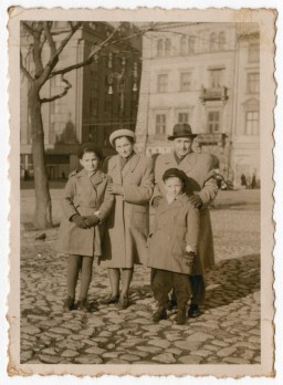 Сім’я Хіґерів стоїть на вулиці Кракова після війни, орієнтовно 1946 рік. На фото — Кристина, Пауліна, Іґнацій і Павел. 