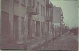 Blick auf das Roma-Lager in Lodz. Die ursprüngliche deutsche Bildunterschrift für dieses Foto lautete: „Zigeunerlager“, Nr. 137. Im Herbst 1941 deportierte die deutsche Polizei rund 5.000 Roma aus Österreich in das Ghetto für Juden in Lodz, wo sie in einem getrennten Abschnitt wohnten (ein Teil davon ist auf diesem Bild zu sehen). Das Foto entstand zwischen 1940 und 1944. 