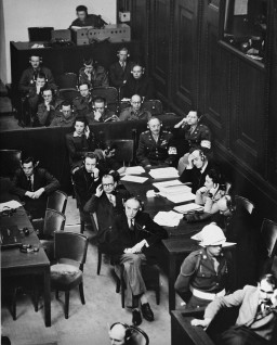 Mesa de la fiscalía francesa en el juicio a los criminales de guerra del Tribunal Militar Internacional de Núremberg.