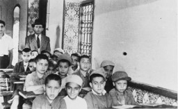 الصورة مأخوذة خلال رحلة بلوما (كلاينهاندلر) وزيجمونت جودزينسكي من بولندا إلى الأرجنتين. الدار البيضاء, المغرب سنة 1946.
