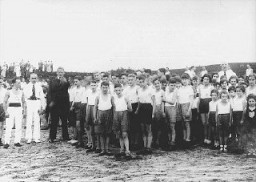 Des enfants juifs réunis pour une activité sportive dans un camp d’été organisé par le “Reichsbund jüdischer Frontsoldaten” (RjF) (Association des vétérans juifs d’Allemagne). Allemagne, entre 1934 et 1936.