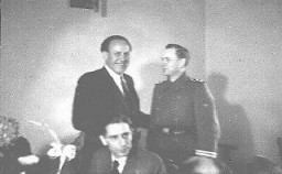 Oskar Schindler (au centre) fêtant son 34ème anniversaire avec les dignitaires SS locaux.