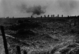 Des troupes allemandes attaquent les lignes soviétiques.