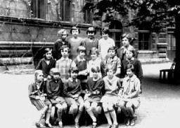 روث كون (الصف العلوي، الثانية من اليسار) هي وزميلاتها في مدرسة في براغ. براغ، تشيكوسلوفاكيا، عام 1928.