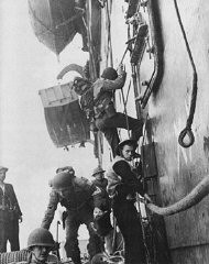 Operação Tocha: membros das tropas Aliadas sobem a bordo de botes de guerra