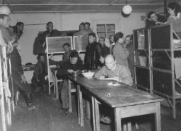 Refugiados judeus nas barracas do campo para deslocados de guerra em Feldafing.  Alemanha.  Foto tirada após maio de 1945.