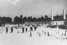 建設中の第4遺体焼却炉。この遺体焼却炉は、後に収容所内で起こった反乱中に破壊された。1942年〜1943年の冬、ポーランド、アウシュビッツ・ビルケナウ。