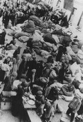 Juifs déportés vers le ghetto de Lodz. Pologne, 1941 ou 1942.